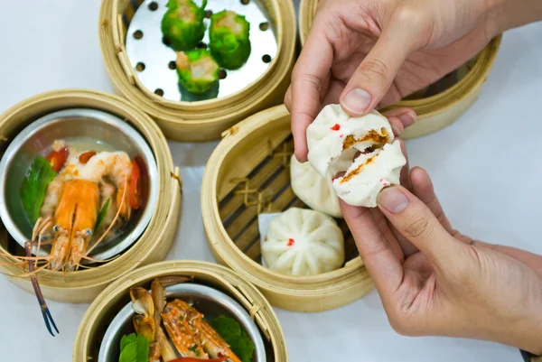Ångad dumpling med hand — Stockfoto