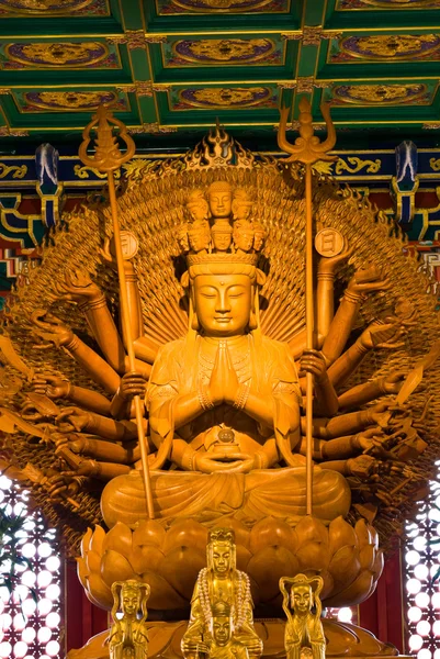 Estátua de buddha em Wat-Leng-Noei-Yi2 na Tailândia — Fotografia de Stock