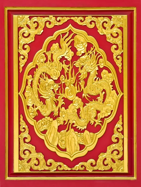 Дракон вырезал золотую краску на двери храма — стоковое фото