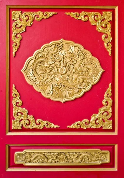 Goldener Drache auf roter Holzwand, chinesischer Stil in thailändischem Stil — Stockfoto