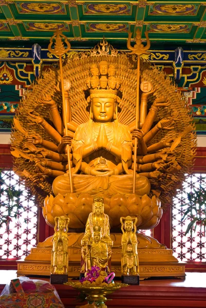 Estátua de buddha em Wat-Leng-Noei-Yi2 na Tailândia — Fotografia de Stock