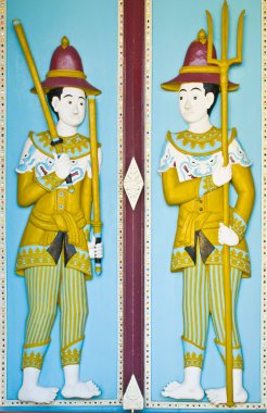 trä snidade färg i templet dörr