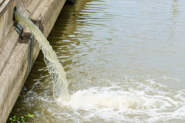 Flow out water from the conduit to the river — Stock Photo, Image