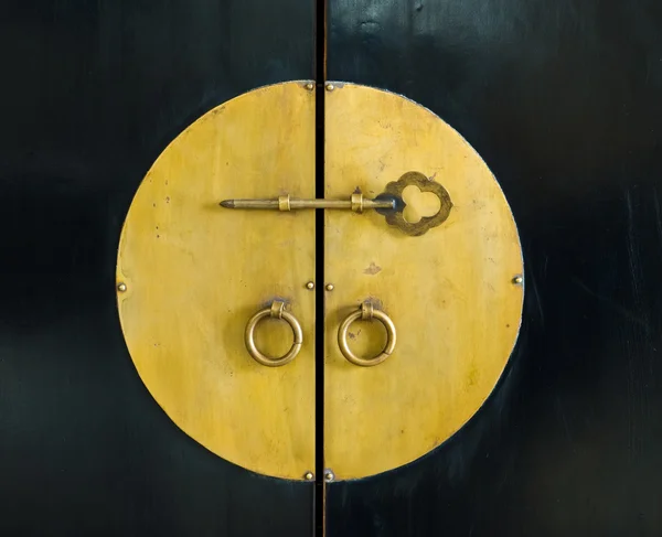 Złoty klucz w drzwiach szafy — Zdjęcie stockowe