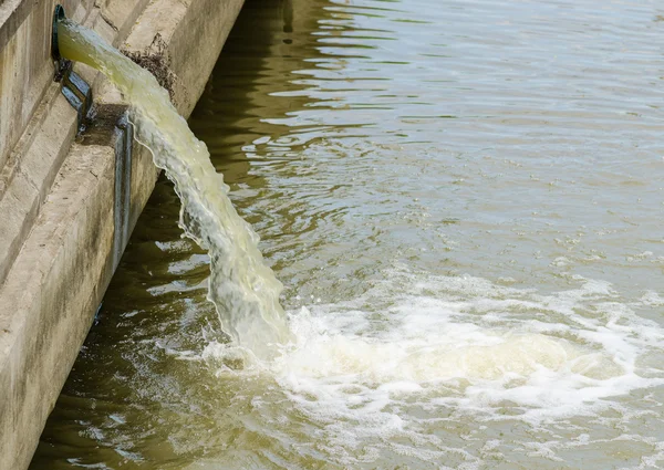 Flöda ut vatten från kanal till floden — Stockfoto