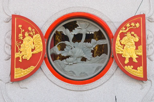 Scultura cinese nativa su finestra di legno — Foto Stock