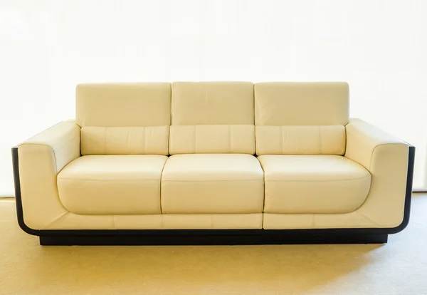 现代白色奶油皮沙发 — 图库照片