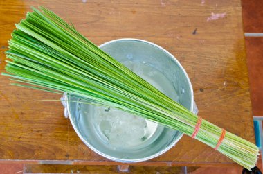 Monk'un sadaka-kase kutsal su