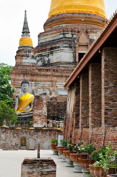 Old Buddha statue in temple — Stock Photo, Image