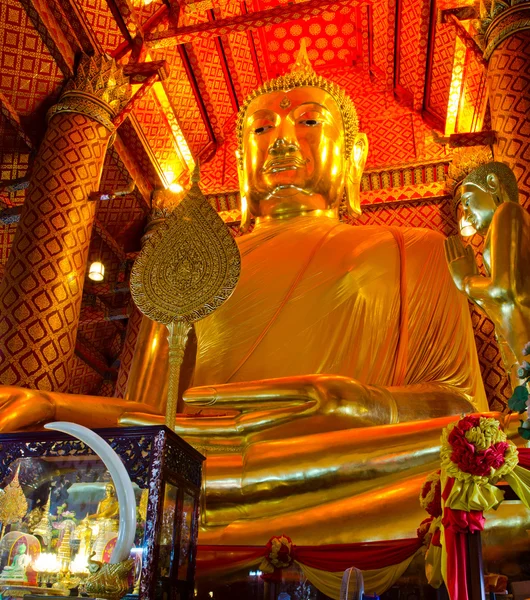 Zlatá socha Buddhy v chrámu — Stock fotografie
