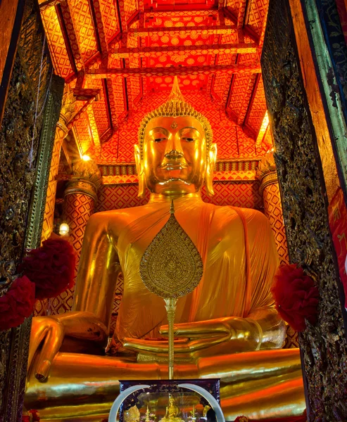 Golden Buddha statue in temple — Stock Photo, Image