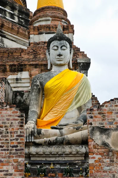 Oude Boeddhabeeld in tempel — Stockfoto