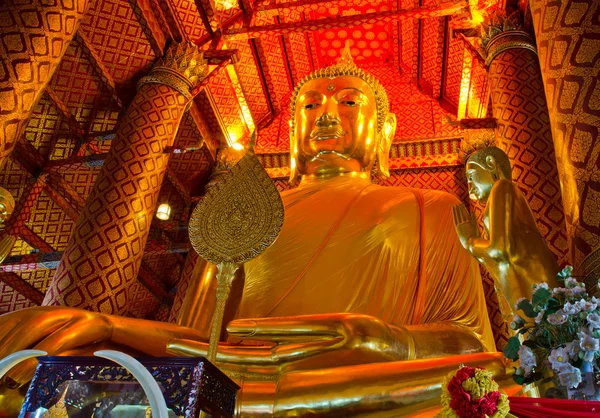 Golden Buddha statue in temple — Stock Photo, Image