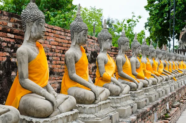 Old Buddha statue in temple — Stock Photo, Image