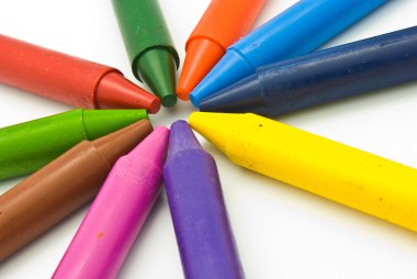 beyaz zemin üzerine mum boya kalemi