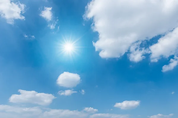 Mooie blauwe hemel met wolken en de zon — Stockfoto