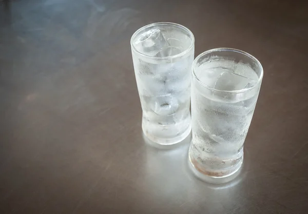 A jégkocka egy pohár hideg víz — Stock Fotó