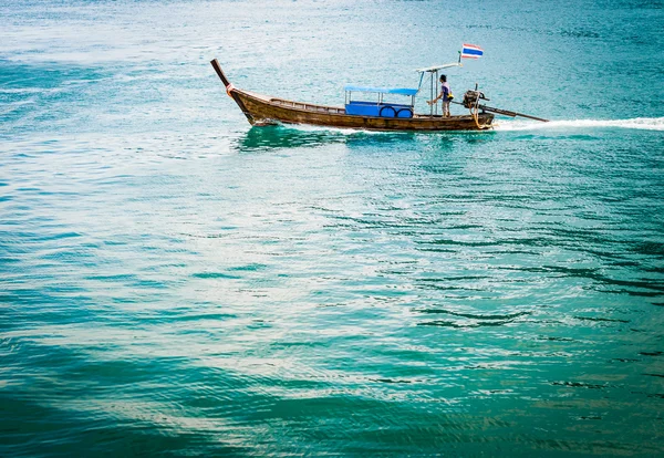 Barco de cola larga en la isla de Phiphi — Foto de Stock