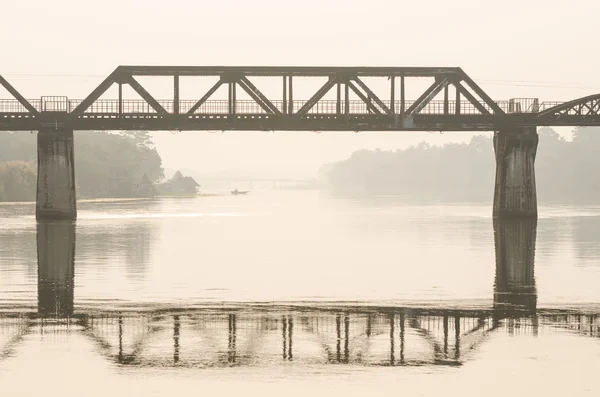 Natürliche Ansicht der Eisenbahnbrücke über den Fluss Kwai — Stockfoto