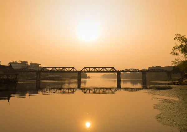 Natürliche Ansicht der Eisenbahnbrücke über den Fluss Kwai — Stockfoto