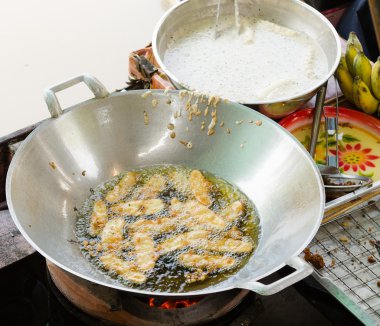 muz bir tavada kızartma