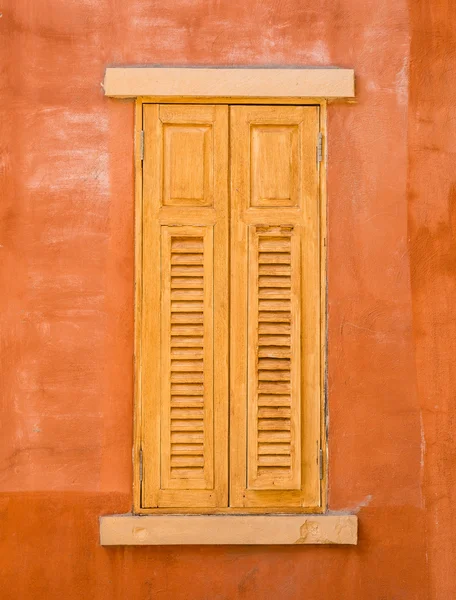 Holzfenster an der Wand — Stockfoto