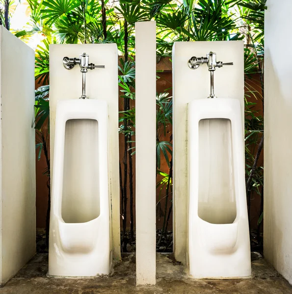 Banheiro design de interiores com linha urinal branca — Fotografia de Stock