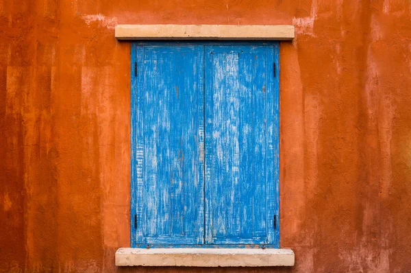 Blå trä fönster på vägg — Stockfoto