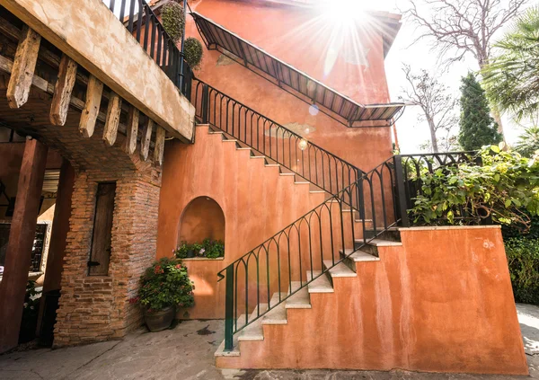 Escalera en el clásico edificio naranja —  Fotos de Stock