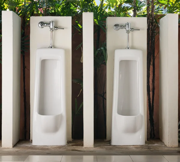 Design intérieur des toilettes avec rangée d'urinoir blanche — Photo