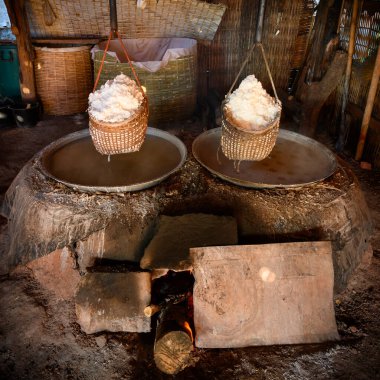 Geleneksel Kaynayan kaya tuzu üretim süreci, Sapan, Nan bölgesi, Tayland