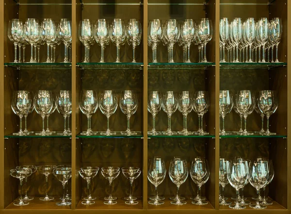 Conjunto Copos Para Diferentes Bebidas Alcoólicas Coquetéis Fundo Prateleira Madeira — Fotografia de Stock