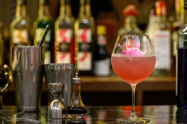 Färskt Glas Tropisk Cocktail Med Saft Bar Räknare Suddig Bakgrund — Stockfoto