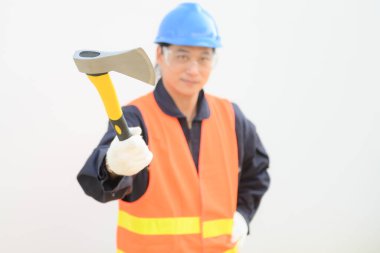 Oduncu elinde demir balta konsepti tutuyor. Beyaz arkaplanda çelik baltayı tutan adam.