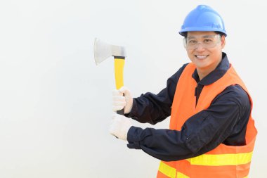 Oduncu elinde demir balta konsepti tutuyor. Beyaz arkaplanda çelik baltayı tutan adam.