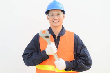 Servis ve mühendislik konsepti. Beyaz arkaplanda ayarlanabilir anahtarı tutan adam.