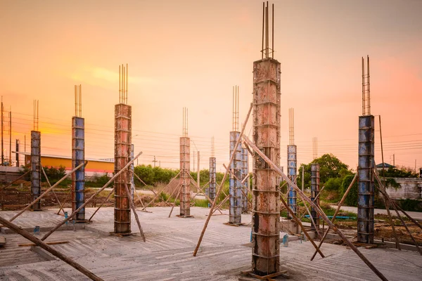 Silhouette Einer Häusersäule Auf Baustelle Eines Wohnprojekts Bei Sonnenuntergang — Stockfoto