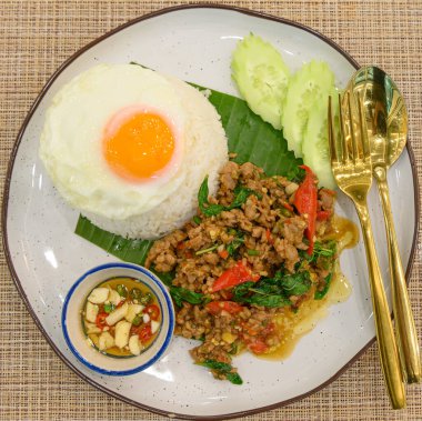 Kızarmış Tayland fesleğeni, kıymalı domuz eti ve üzerine kızarmış yumurta.