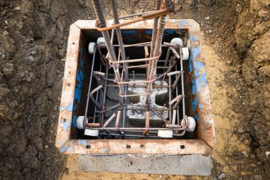 İnşaat alanında inşaat ağırlığını destekleyecek yığınlar ile güçlendirilmiş beton temeli