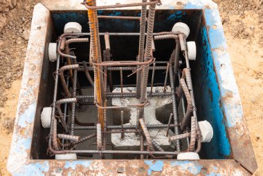 İnşaat alanında inşaat ağırlığını destekleyecek yığınlar ile güçlendirilmiş beton temeli