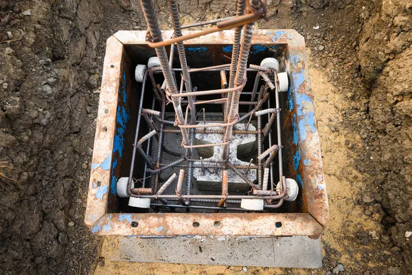 İnşaat alanında inşaat ağırlığını destekleyecek yığınlar ile güçlendirilmiş beton temeli