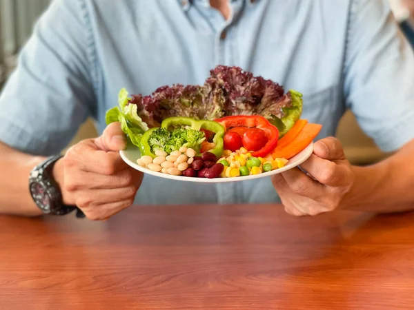 グリーンサラダを持っている男の手 健康的なライフスタイルと菜食主義者のコンセプト 断続的な断食 — ストック写真