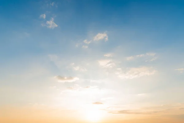 Hermosa Vista Del Paisaje Con Nubes Tiempo Puesta Del Sol Fotos de stock libres de derechos