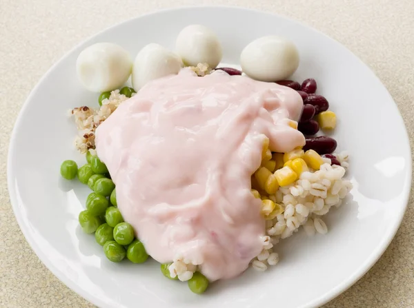 Ποικιλία Καρύδια Και Αυγά Ορτυκιού Ολοκληρώνεται Γιαούρτι Φράουλα Λευκό Πιάτο — Φωτογραφία Αρχείου