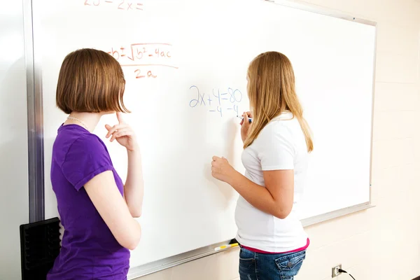 Deux filles en classe d'algèbre — Photo