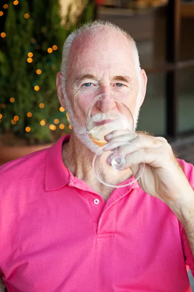 Äldre man har ett glas vin — Stockfoto