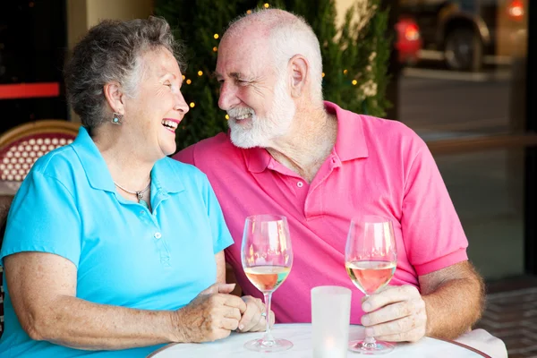 Seniorenpaar - Wein und Romantik — Stockfoto