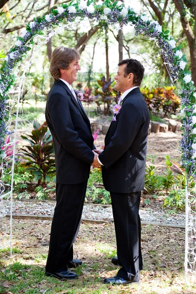 Homo-huwelijk - onder de bloemenboog — Stockfoto
