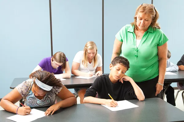 Lärare övervakar standardiserat test — Stockfoto