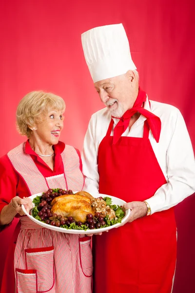 Chef e casalinga con cena di vacanza — Foto Stock